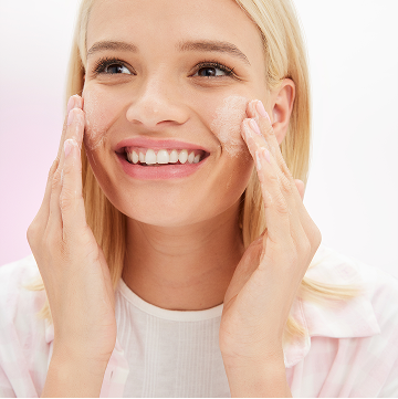 Modelo aplicando Limpiadora Facial Hidratante Mary Kay&reg; en el rostro